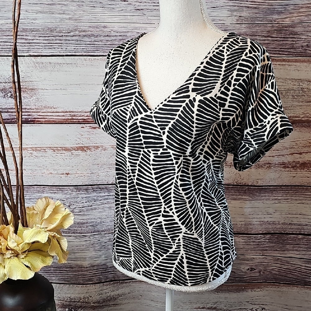 NEW MELLODAY BLACK & WHITE ABSTRACT SLEEVELESS V-NECK PULLOVER TOP TUNIC